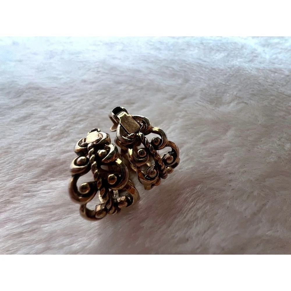 Avon Vintage Clip On J Hoop Earrings‎ Gold Tone Openwork Scroll Rope Baroque 80s